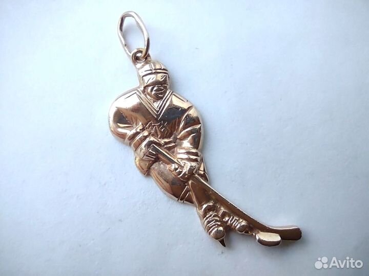 Подвеска кулон Хоккеист золото 585