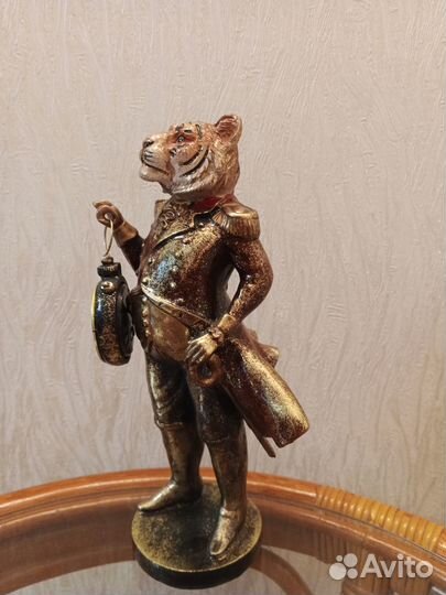 Статуэтка с часами