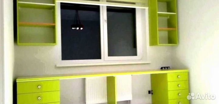 Детская рабочая зона у окна