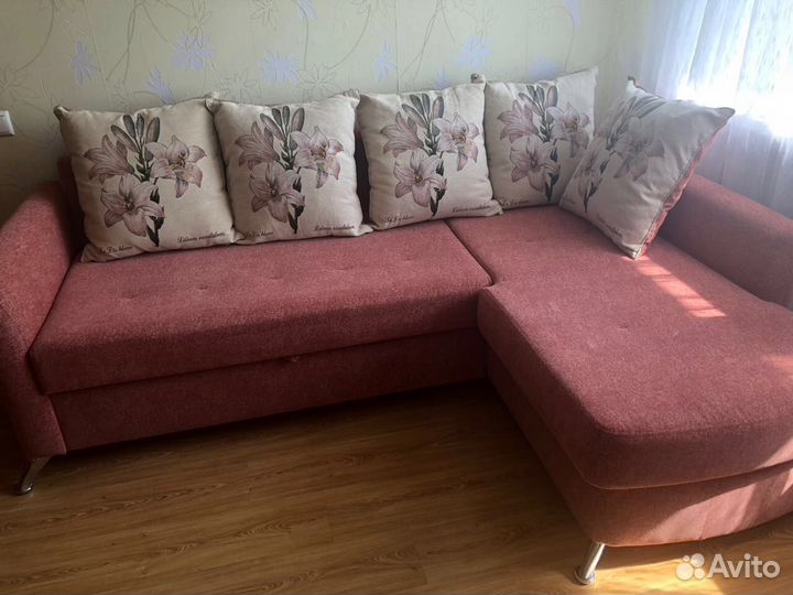 Отличный угловой диван с подушками