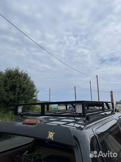 Металлический багажник на авто