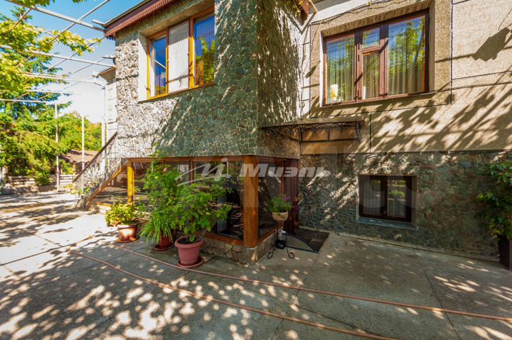 Дом 340 м² на участке 6 сот.