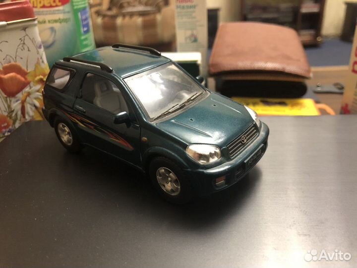 Игрушка Kinsmart Toyota Rav4 двухдверный