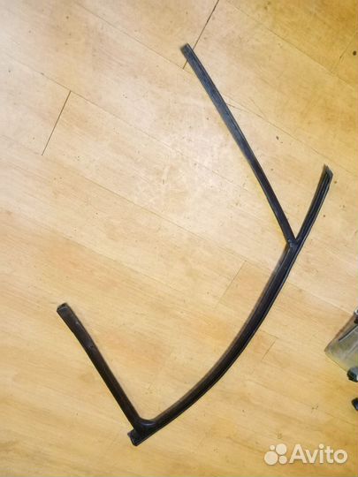 Уплотнитель пере. прав. стекла Рено меган 3