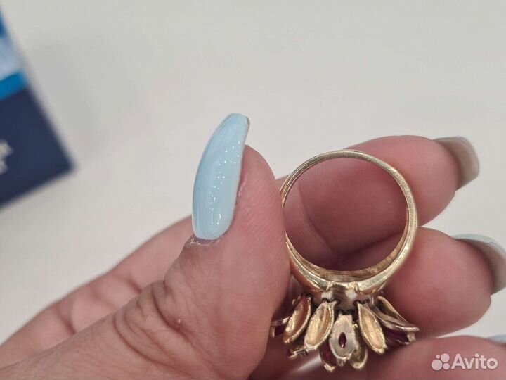 Золотое кольцо с бриллиантоми рубинами