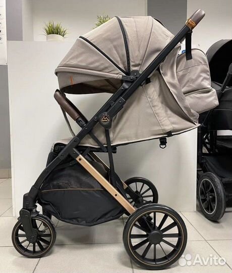 Прогулочная коляска с перекидной ручкой Luxmom