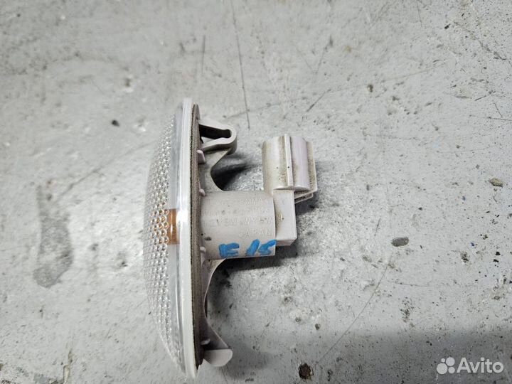 Повторитель поворотов в крыло Toyota Corolla E150