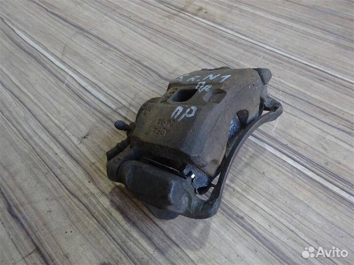 Суппорт передний правый Mitsubishi Space Runner