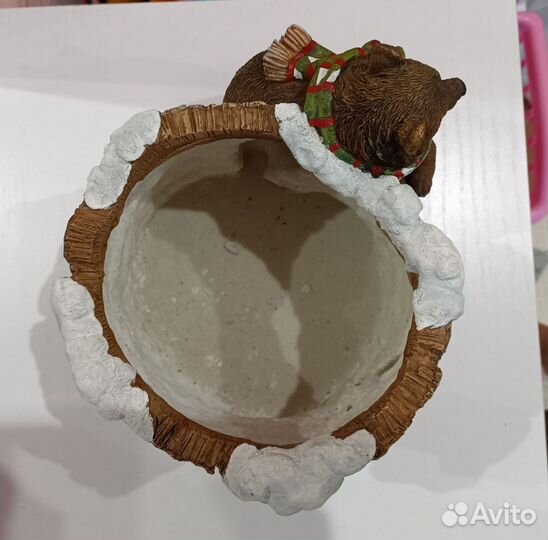 Новогоднее кашпо из полистоуна, с медведем