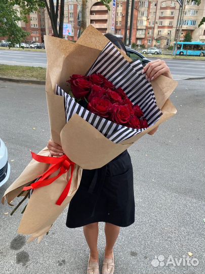 Букет красных роз в крафте