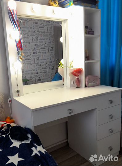 Туалетный столик с зеркалом и подсветкой