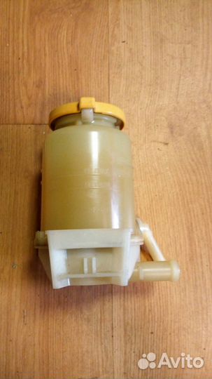 Бачок гур Subaru Tribeca