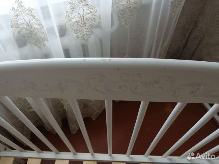 Детская кроватка с маятником и ящиком