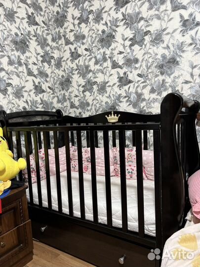 Детская кроватка с маятником и ящиком