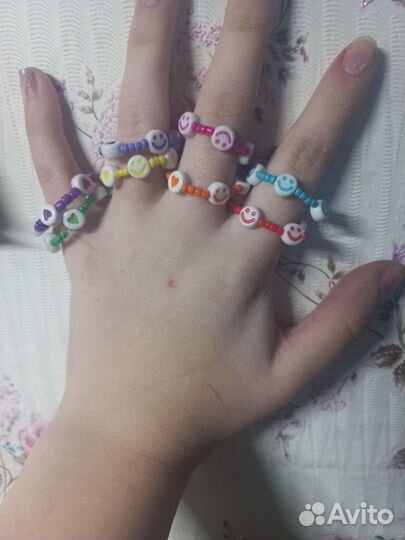 Кольцо из бисера разных цветов со смайликами