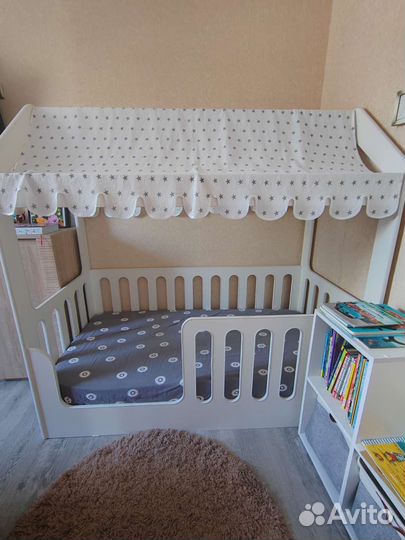 Детская кроватка домик