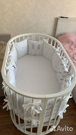 Детская кроватка с маятником белая