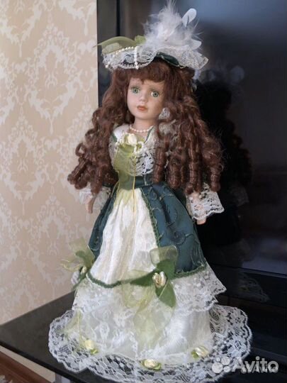 Кукла фарфоровая