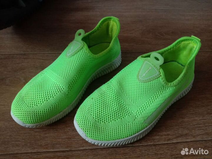 Детские вещи пакетом(обувь,рюкзак,вешалки)