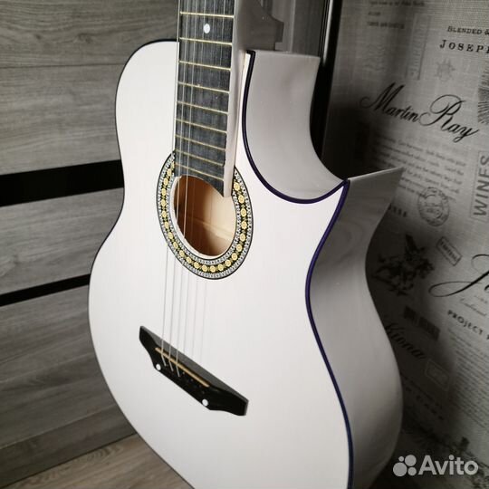 Гитара с широким грифом белого цвета