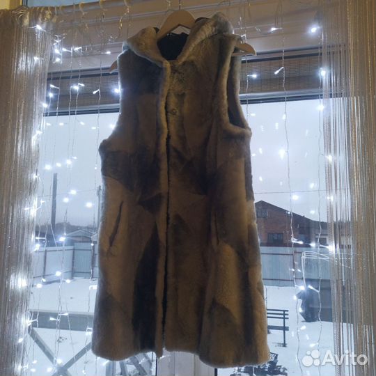 Жилет из мутона с капюшоном