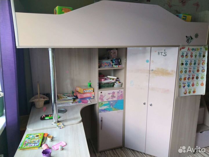 Детская кровать чердак со столом и шкафом