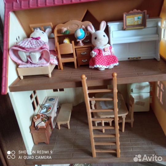Кукольный домик с мебелью