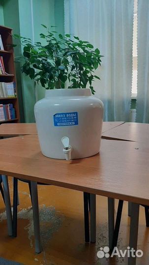 Керамический кувшин на высокой подставке