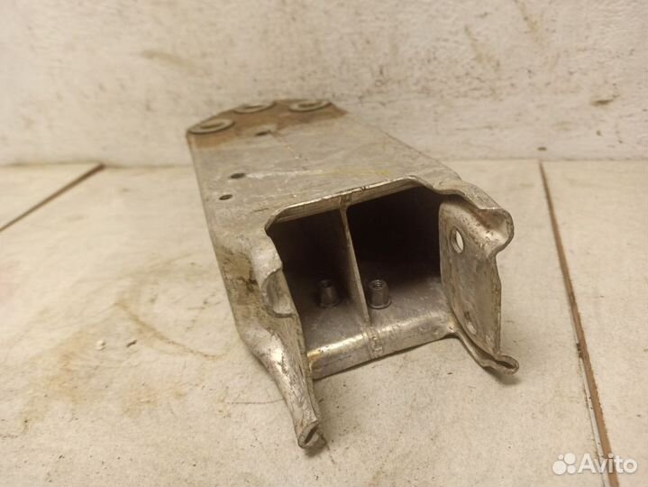 Кронштейн усилителя переднего бампера