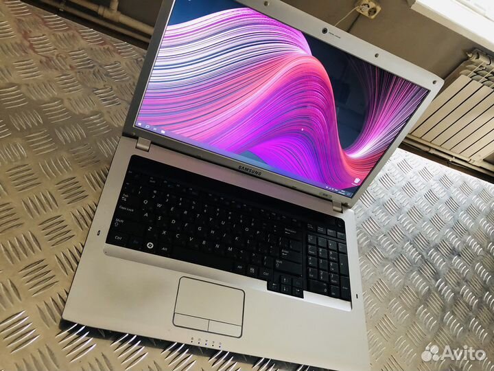 Ноутбук Samsung 17.3 дюйма