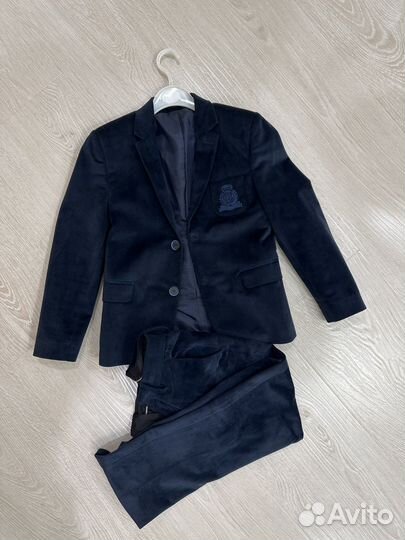 Костюм для первоклассника плюс три рубашки