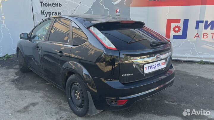 Обшивка багажника левая Ford Focus 2 1363121