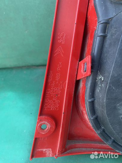 Задний левый фонарь на peugeot 107