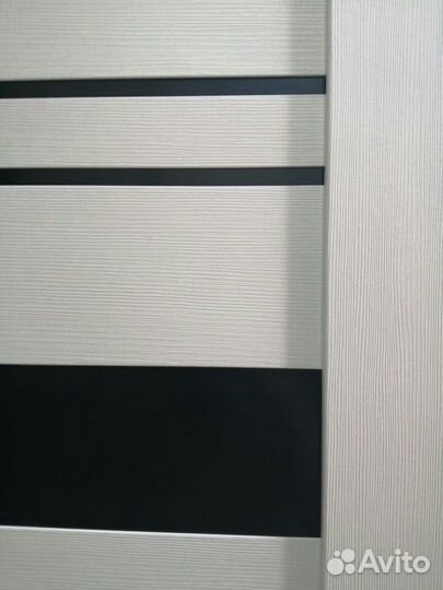 Двери межкомнатные белые счерным стеклом