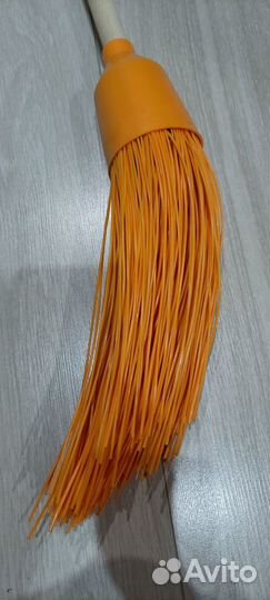 Метла пластиковая деревянный черенок