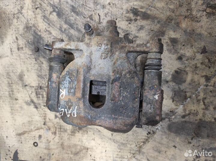 Суппорт правый передний Toyota RAV4