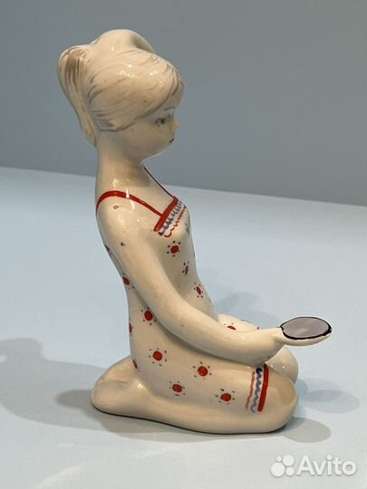 Статуэтка девушка с зеркалом. Сысерть