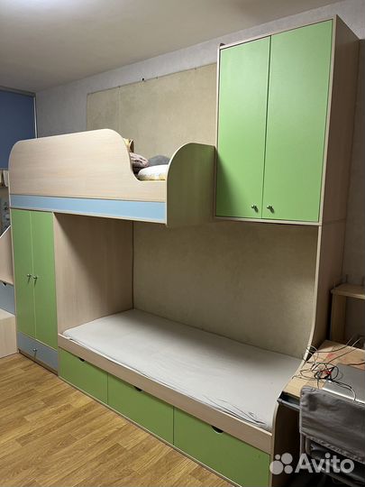 Кровать двухъярусная и шкаф в детскую б/у
