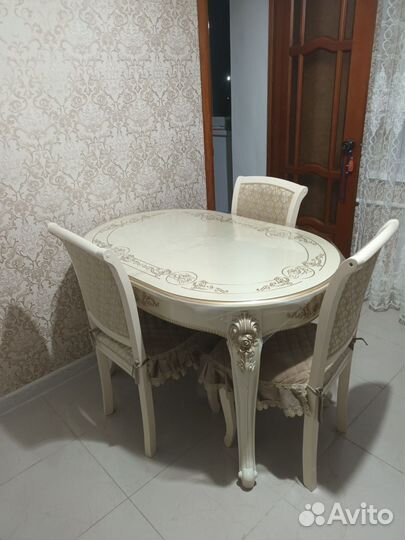 Кухонный стол и стулья