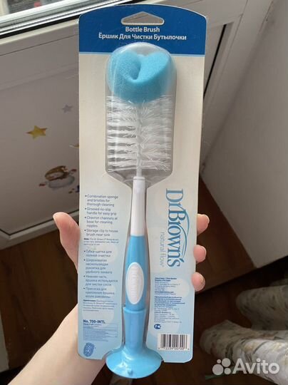 Бутылочки для кормления и ершик для мытья