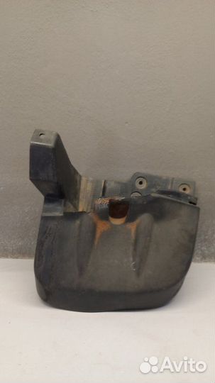 Брызговик передний правый Mitsubishi L 200