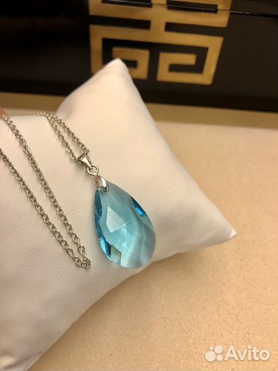 Красивый хрустальный голубой кулон на цепочке