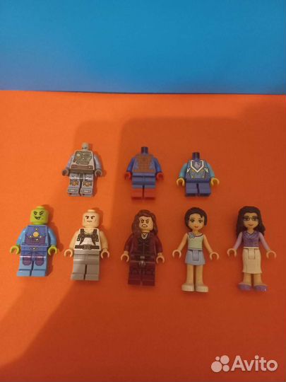 Игрушки лего(минифигурки,детали к ним),много
