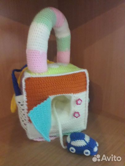 Вязаный развивающий кубик