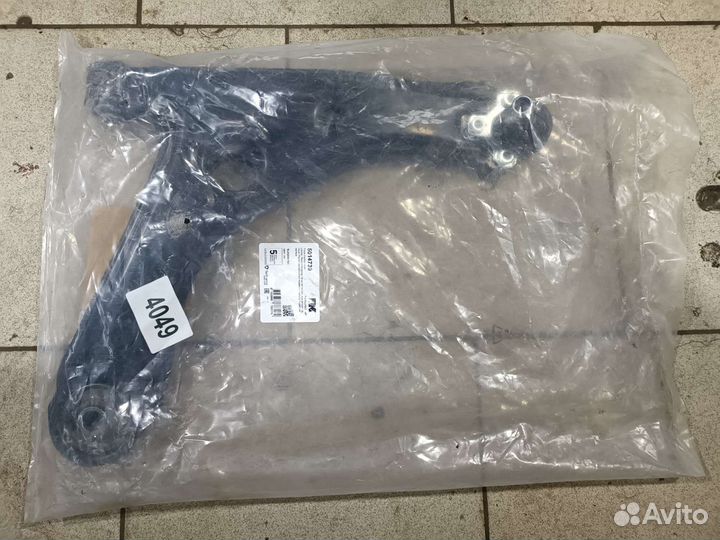 Передний правый рычаг в сборе golf3