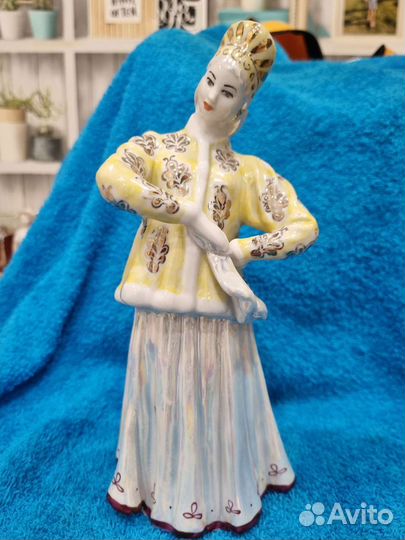 Статуэтка Лебедушка, в жёлтой шубке