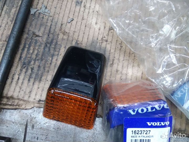 Стекло габарита volvo 1623727