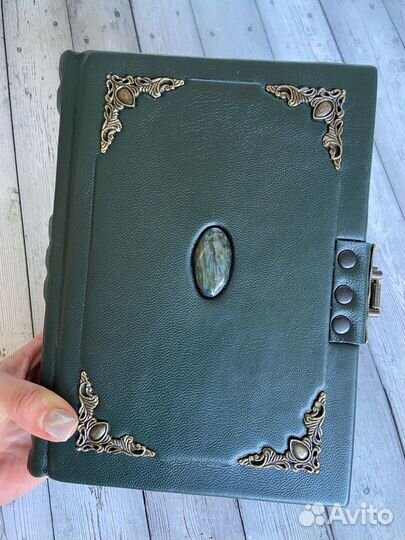 Гримуар ведьмы, книга теней с замком