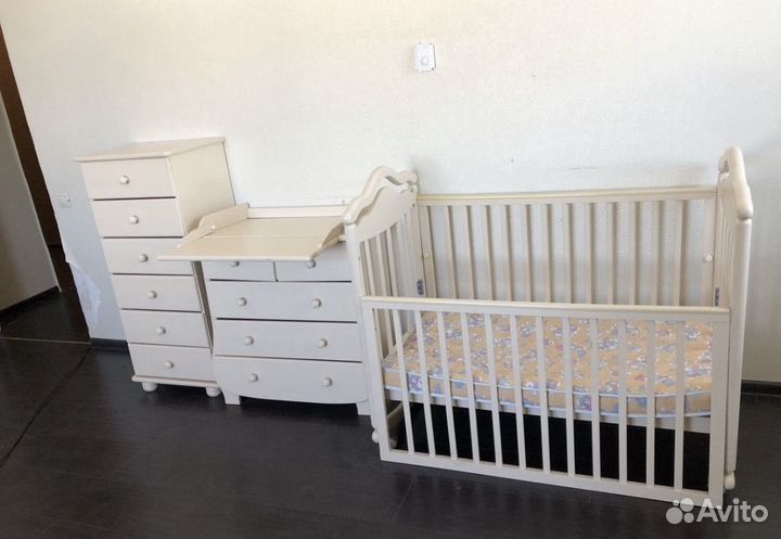 Детская кроватка и комоды