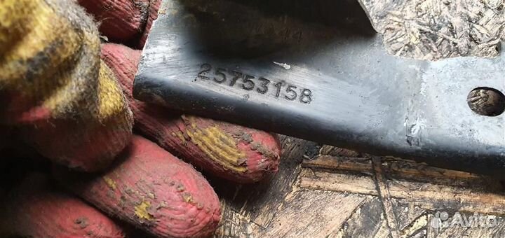 Кронштейн фар правый Cadillac SRX 1 2003-2009